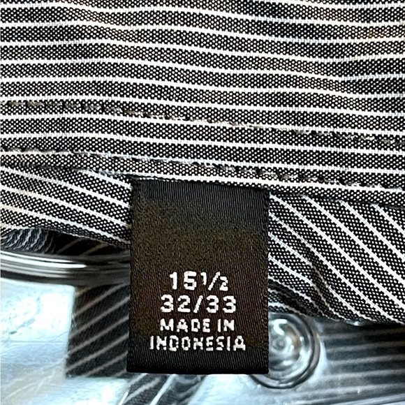 𝅺Men’s Van Heusen button down dress shirt. - Picture 6 of 8